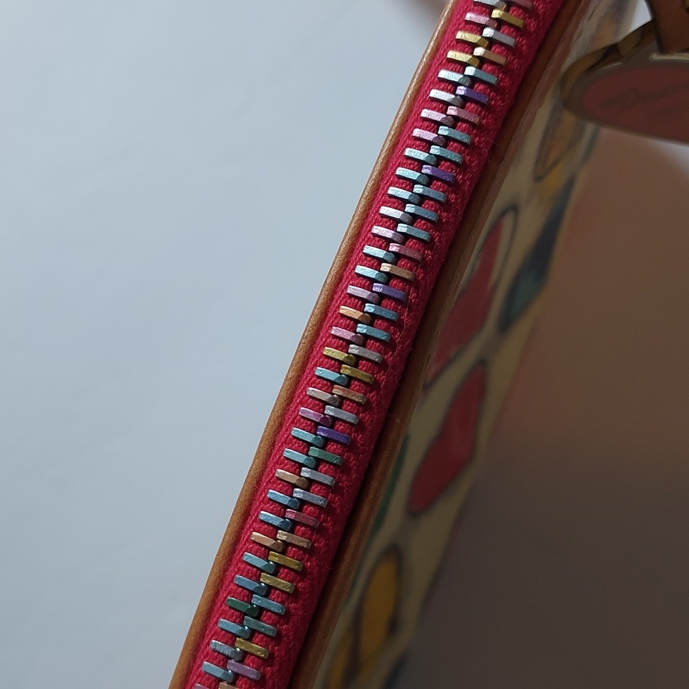 Dooney & Bourke Vintage RAINBOW ZIPPER Wristlet Clutch Heart pattern and fob - Picture 5 of 14